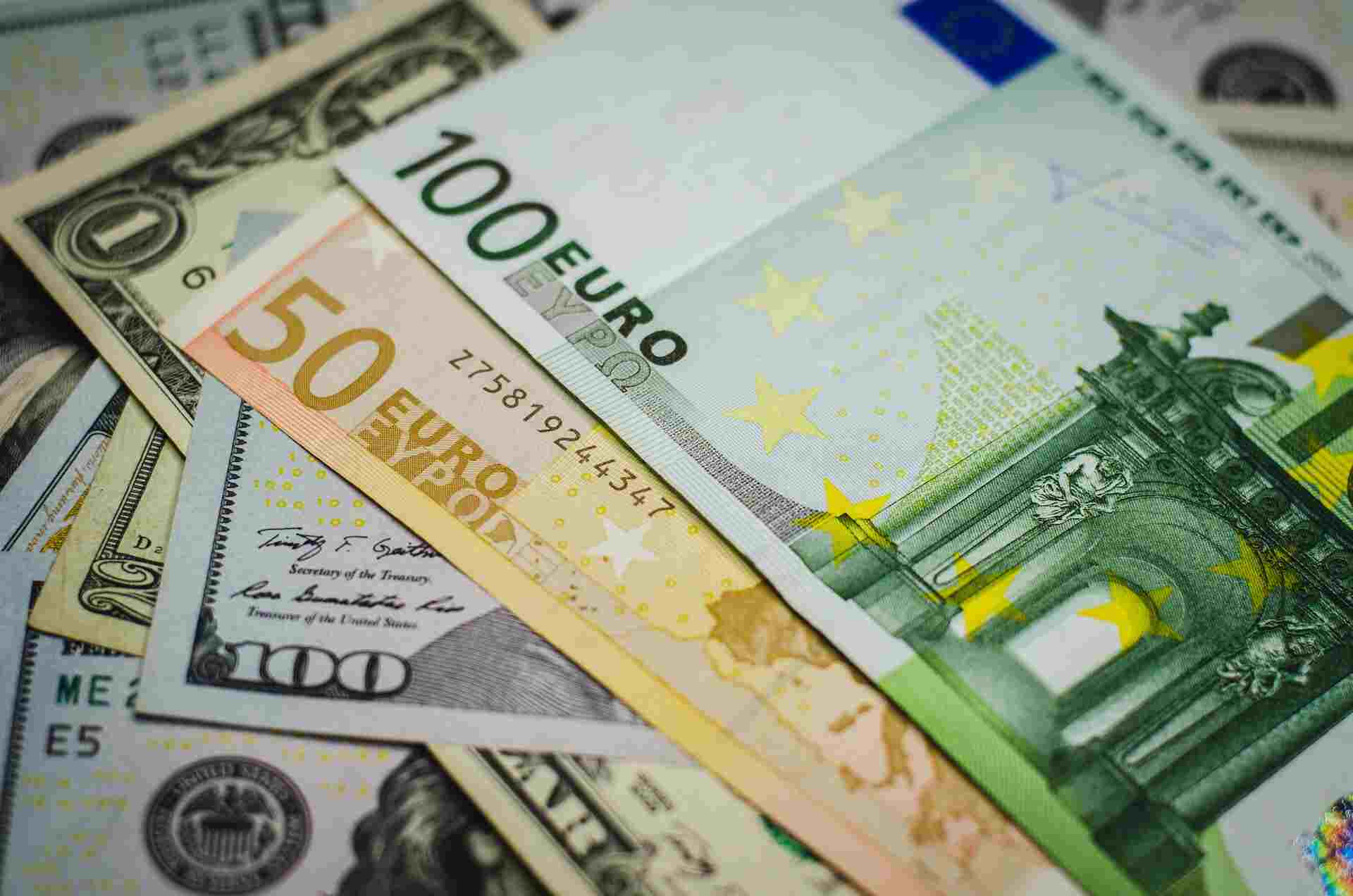 РИА Новости: банки в РФ резко подняли курс иностранных валют