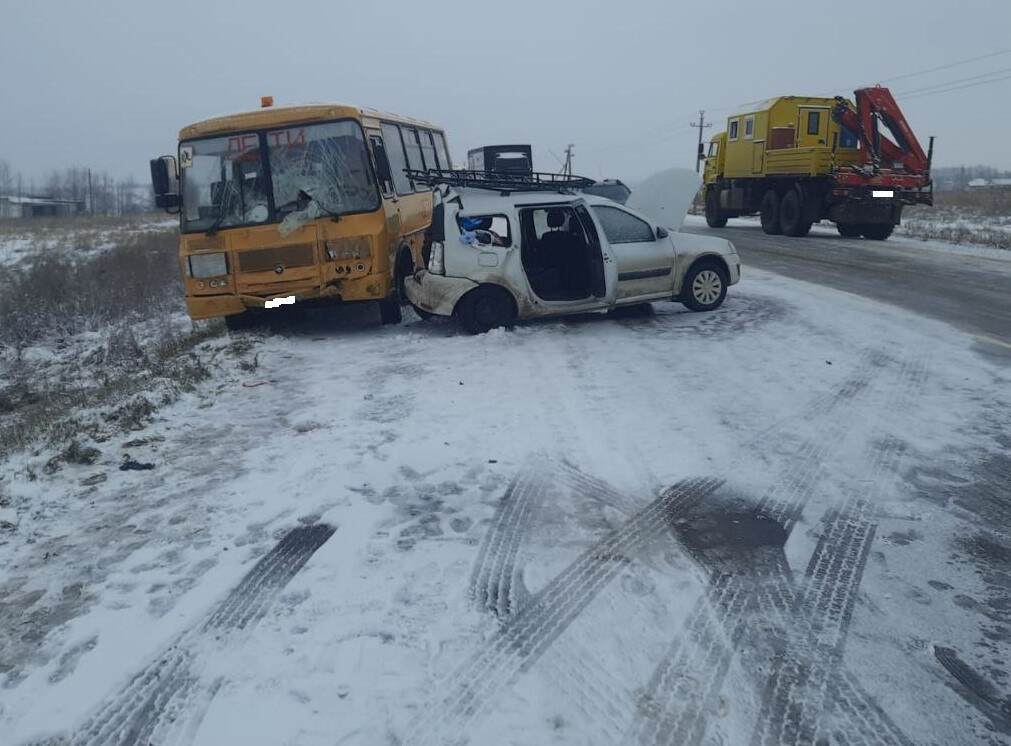 В ДТП со школьным автобусом в Башкирии пострадали восемь человек