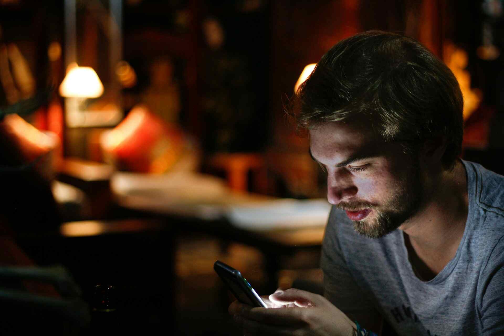 Ученый ТМУ Губин: синий свет от смартфонов вечером нарушает метаболизм