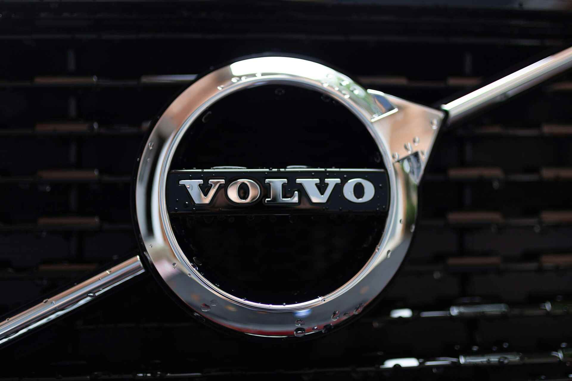 Шведская Volvo запустила новые электрокроссоверы EX40 и EC4 Performance